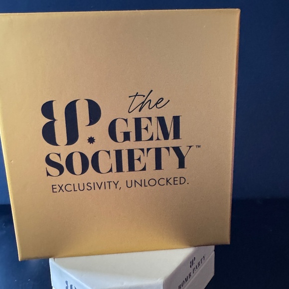 Bomb Party - THE GEM SOCIETY - HOLIDAY 2025 - ST50614 - Heart Of Pine - Picture 4 of 6